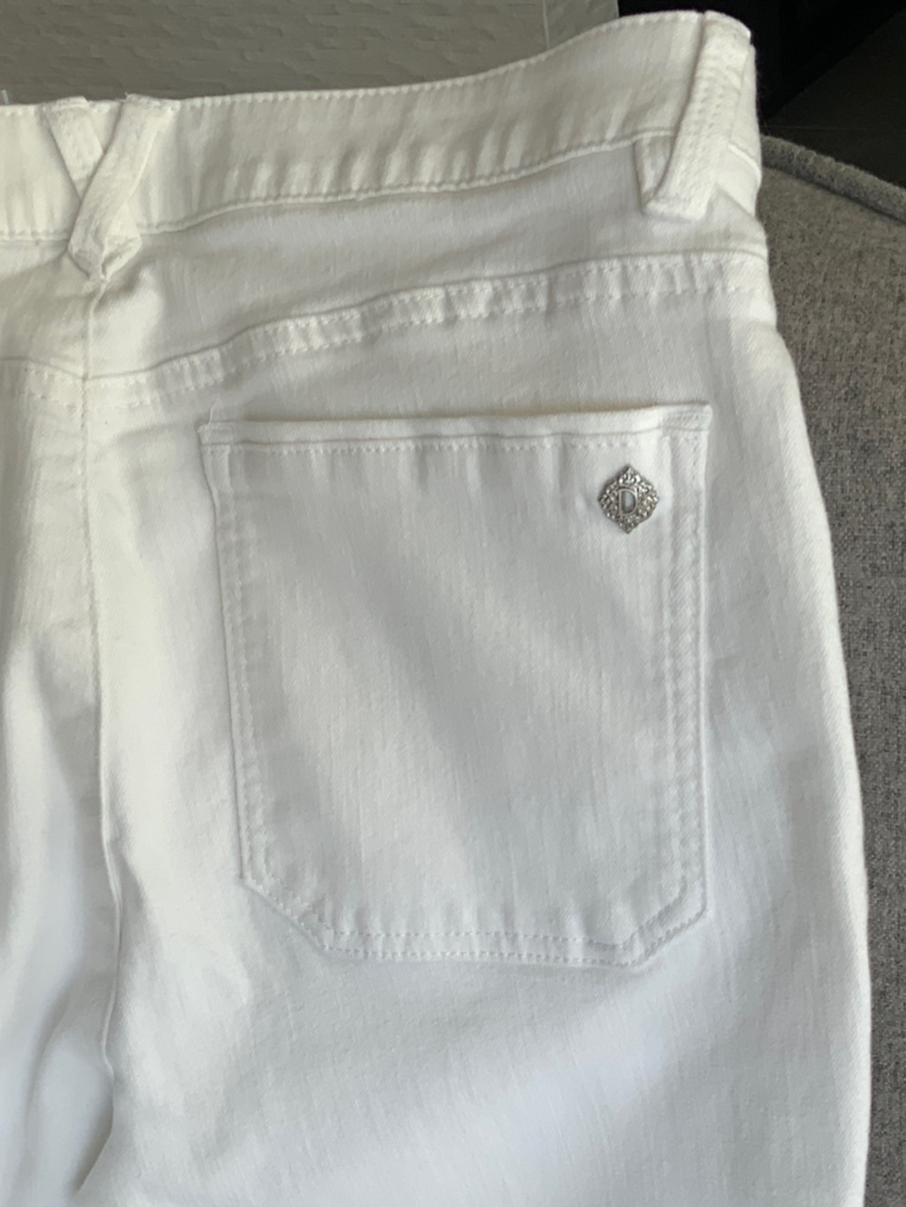 Democracy White Raw-Hem Cropped Ankle Jeans - Picture 3 of 4